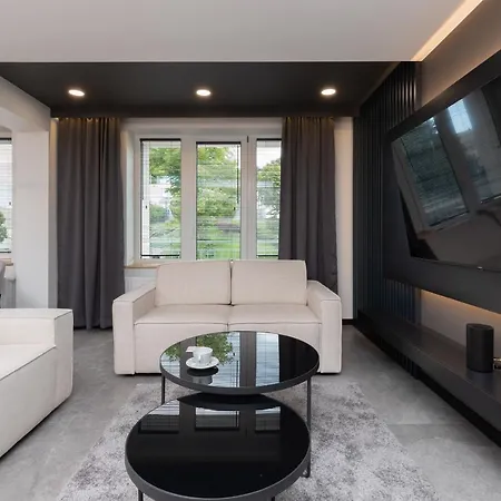 Appartamento Lux With Jacuzzi & Balcony In By Renters