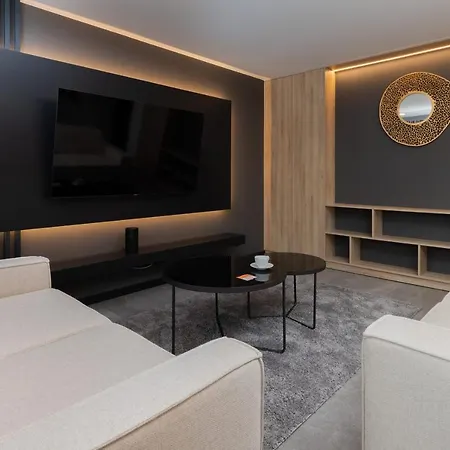 Appartamento Lux With Jacuzzi & Balcony In By Renters *